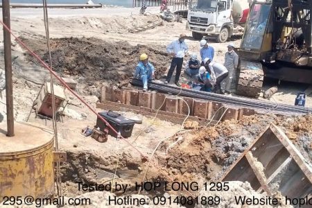 Nhân viên của Hợp Long đang tiến hành lấy số liệu thí nghiệm kiểm định cọc khoan nhồi